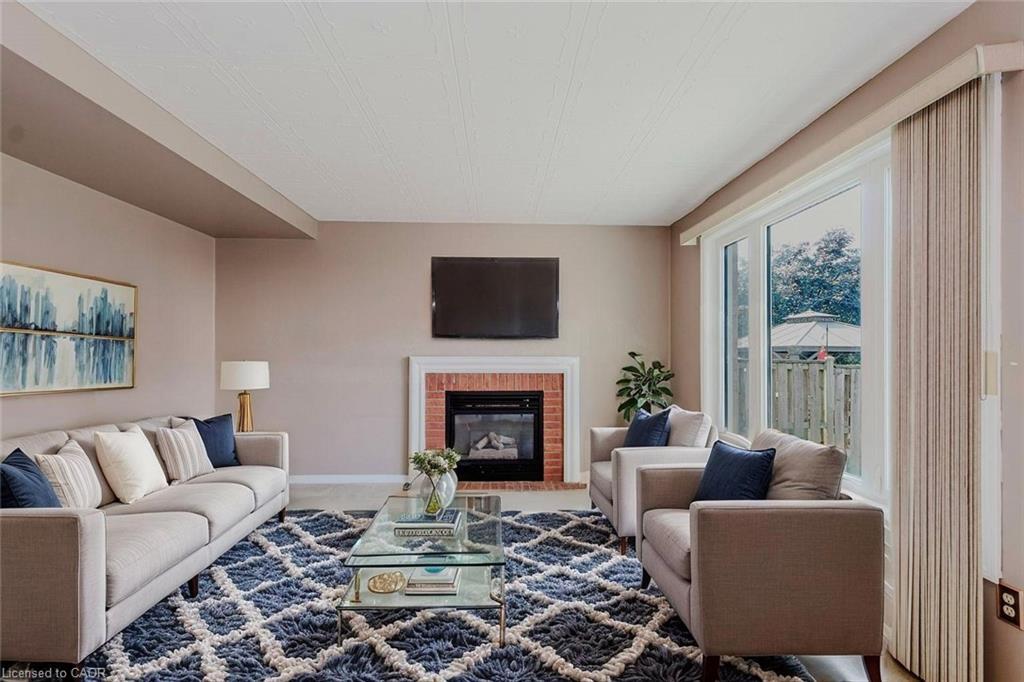 195 Duncairn Crescent, Hamilton, ON - Indoor Photo Showing Living Room With Fireplace