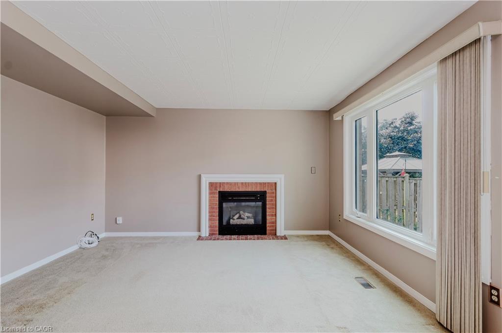 195 Duncairn Crescent, Hamilton, ON - Indoor Photo Showing Living Room With Fireplace