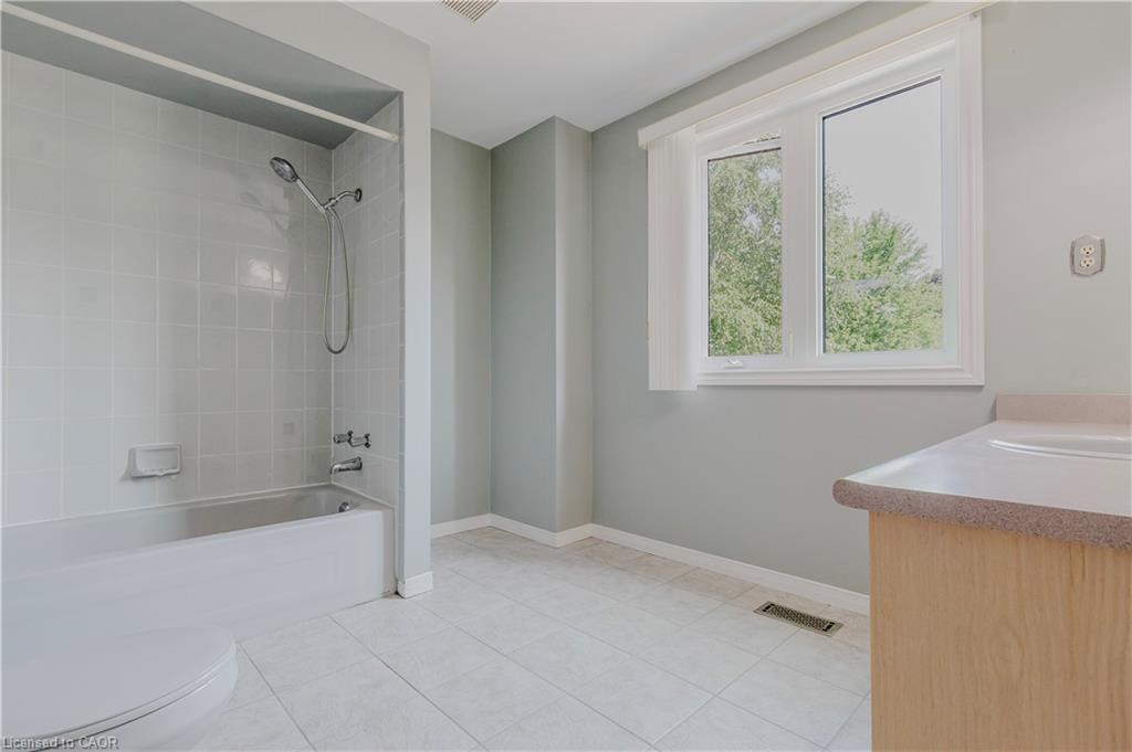 195 Duncairn Crescent, Hamilton, ON - Indoor Photo Showing Bathroom