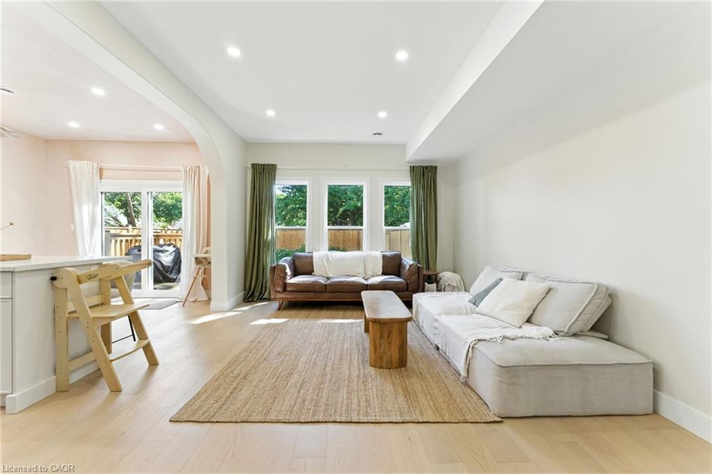 13 Linden Street, Aylmer, ON - Indoor Photo Showing Living Room