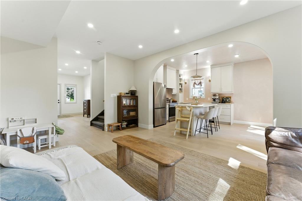13 Linden Street, Aylmer, ON - Indoor Photo Showing Living Room