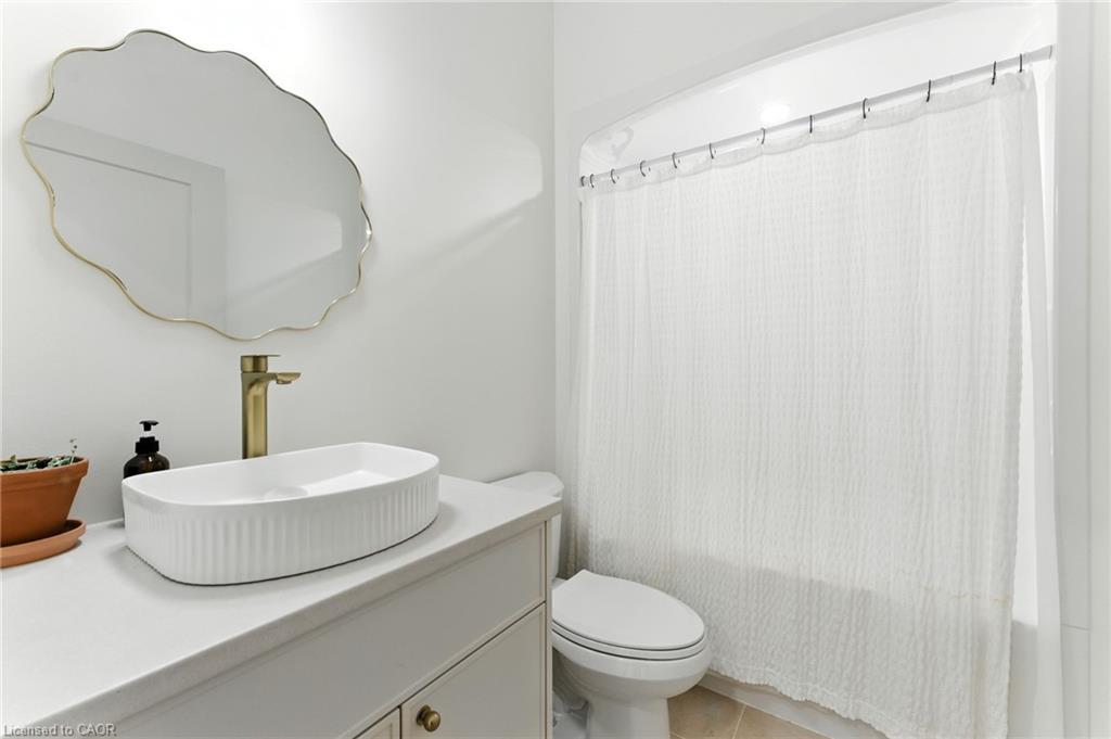 13 Linden Street, Aylmer, ON - Indoor Photo Showing Bathroom