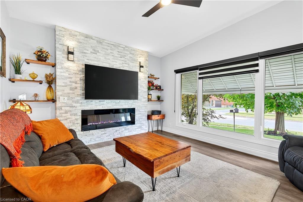 4542 Nancy Drive, Niagara Falls, ON - Indoor Photo Showing Living Room With Fireplace