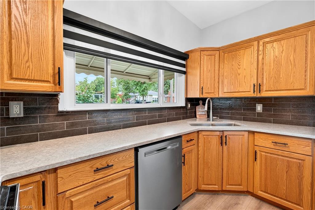 4542 Nancy Drive, Niagara Falls, ON - Indoor Photo Showing Kitchen With Double Sink