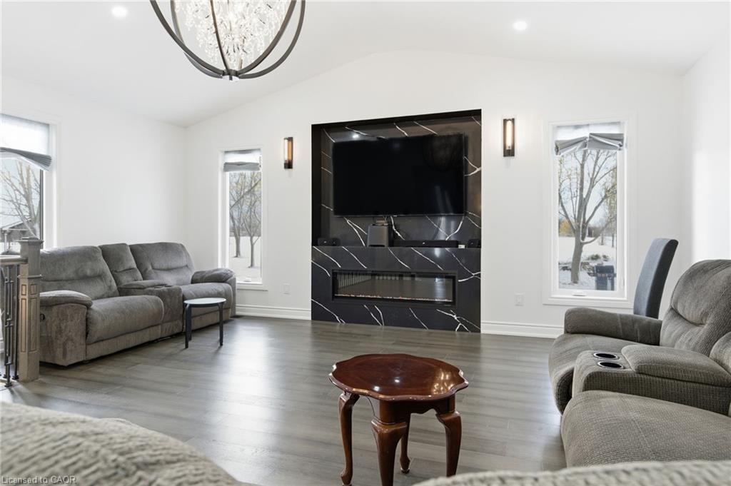 1576 Woodburn Road, Binbrook, ON - Indoor Photo Showing Living Room