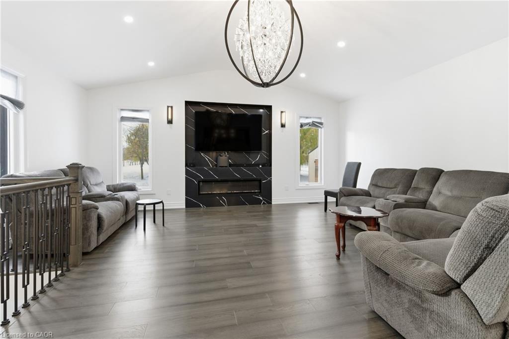 1576 Woodburn Road, Binbrook, ON - Indoor Photo Showing Living Room