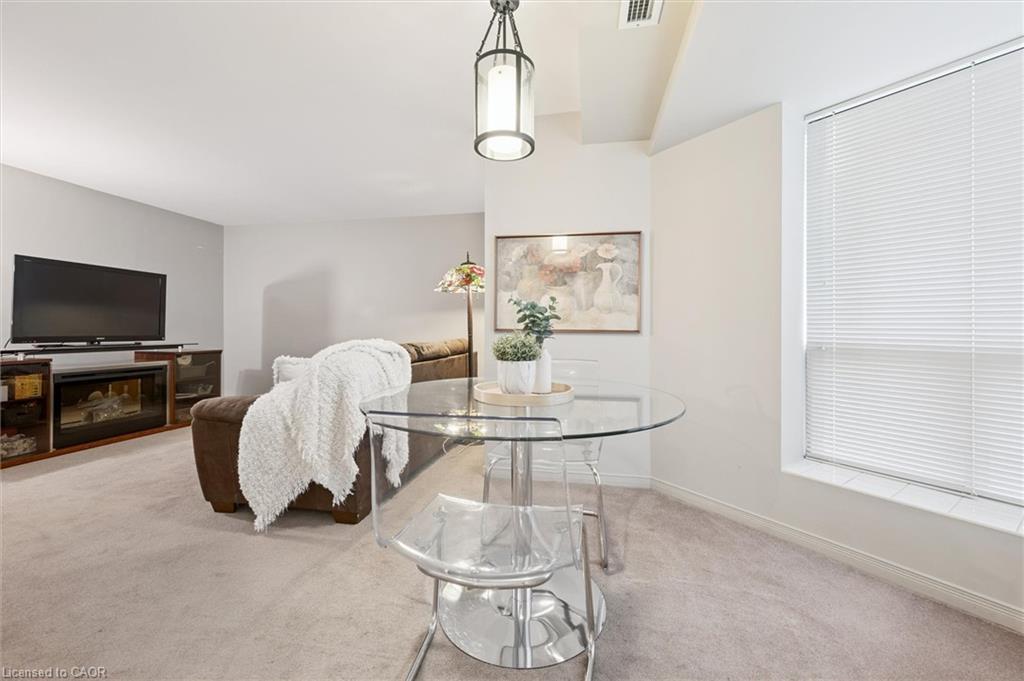 504-300 Keats Way, Waterloo, ON - Indoor Photo Showing Dining Room