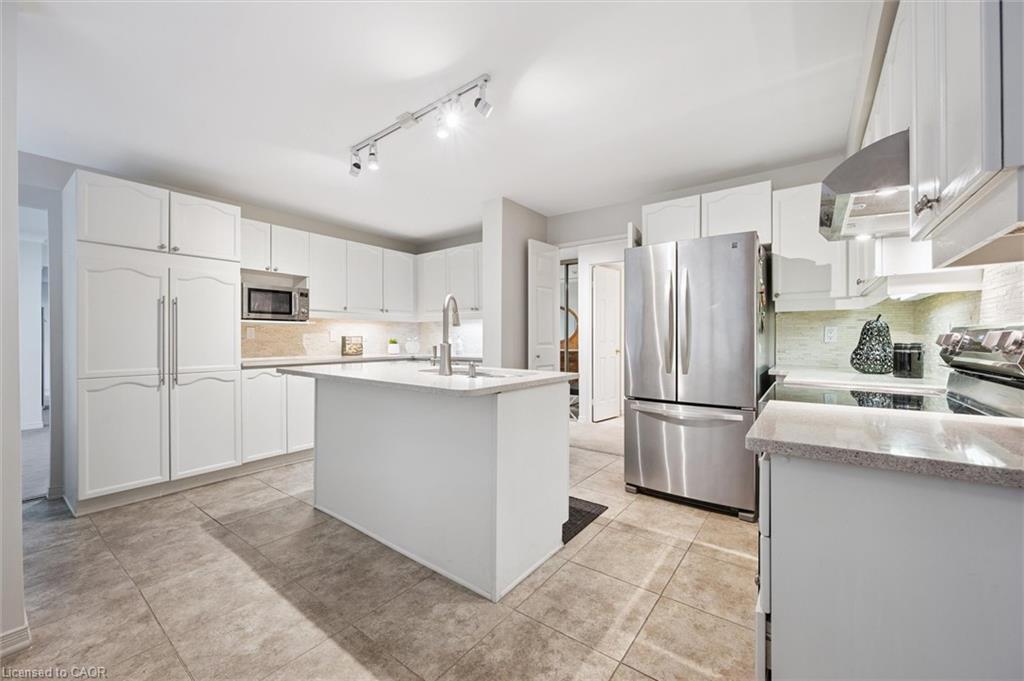 504-300 Keats Way, Waterloo, ON - Indoor Photo Showing Kitchen