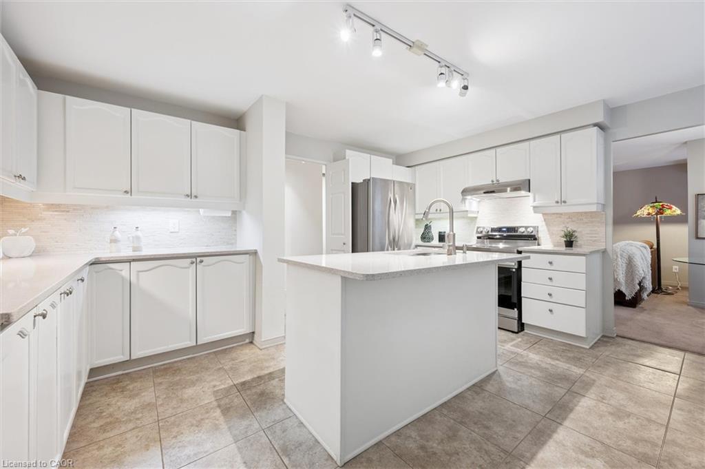 504-300 Keats Way, Waterloo, ON - Indoor Photo Showing Kitchen
