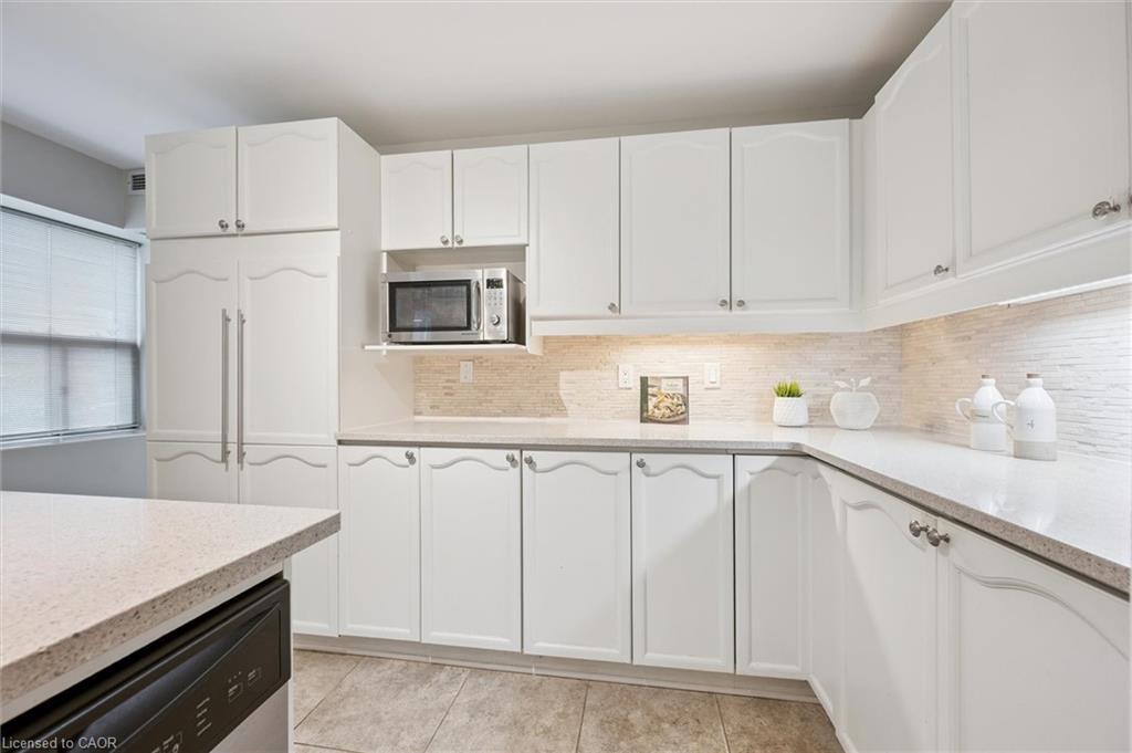 504-300 Keats Way, Waterloo, ON - Indoor Photo Showing Kitchen