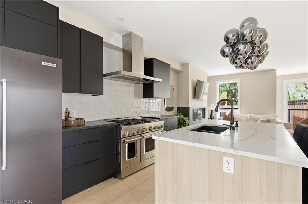 95 William Street W, Waterloo, ON - Indoor Photo Showing Kitchen With Double Sink With Upgraded Kitchen