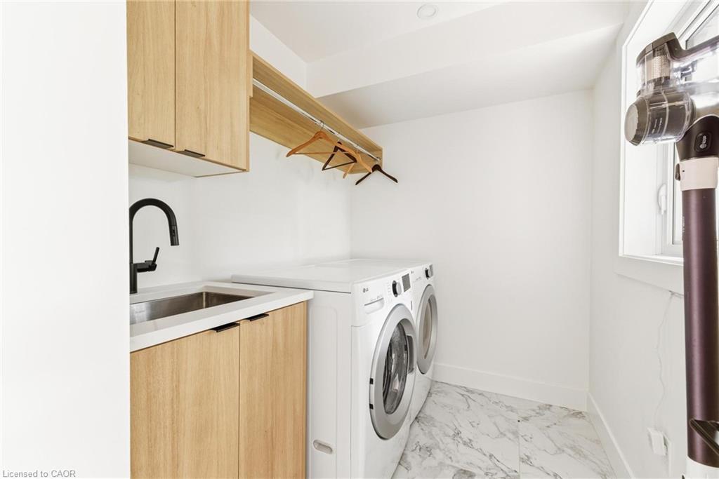 95 William Street W, Waterloo, ON - Indoor Photo Showing Laundry Room