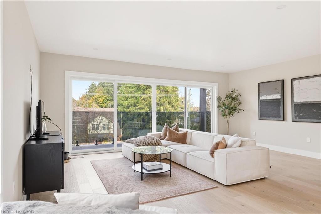 95 William Street W, Waterloo, ON - Indoor Photo Showing Living Room