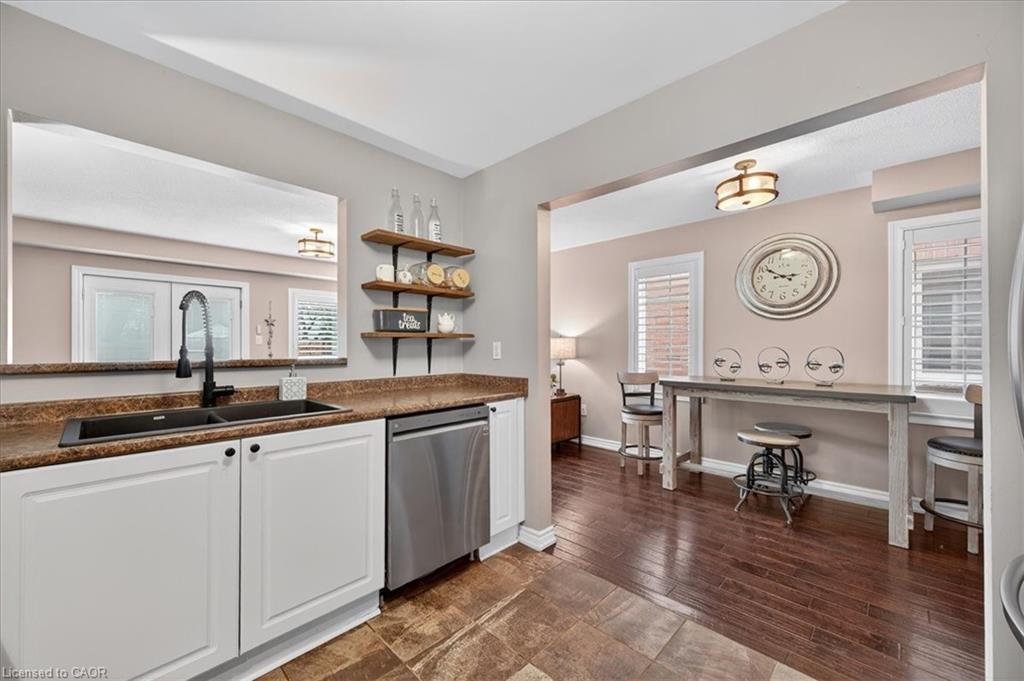 616 Iris Court, Burlington, ON - Indoor Photo Showing Kitchen With Double Sink