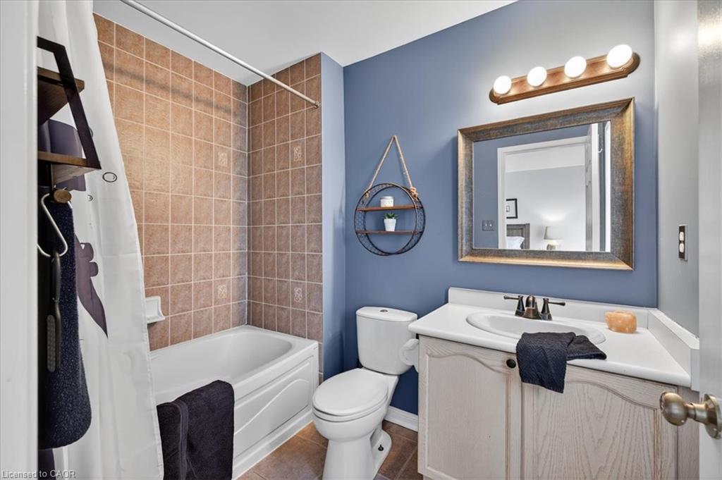 616 Iris Court, Burlington, ON - Indoor Photo Showing Bathroom