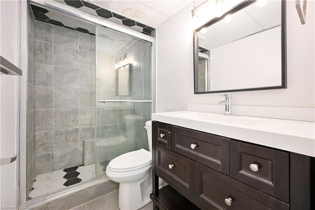 B-78 Pantano Drive, Hamilton, ON - Indoor Photo Showing Bathroom