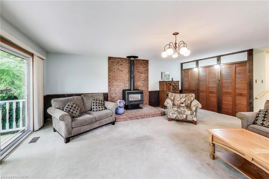 9 Avalon Avenue, Stoney Creek, ON - Indoor Photo Showing Living Room With Fireplace