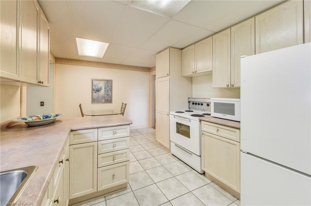 9 Avalon Avenue, Stoney Creek, ON - Indoor Photo Showing Kitchen