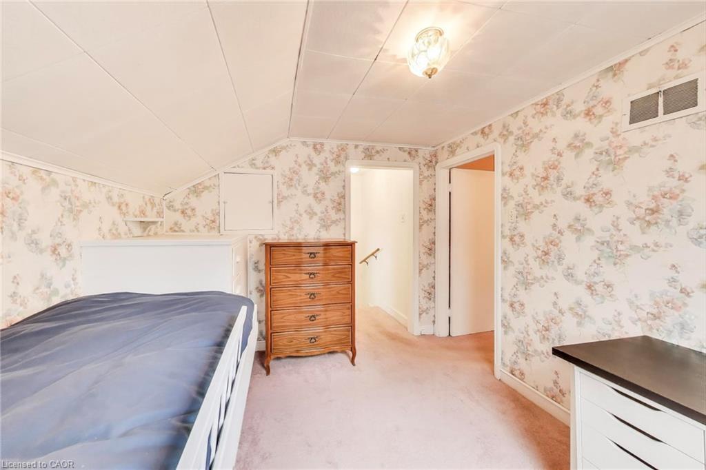 9 Avalon Avenue, Stoney Creek, ON - Indoor Photo Showing Bedroom