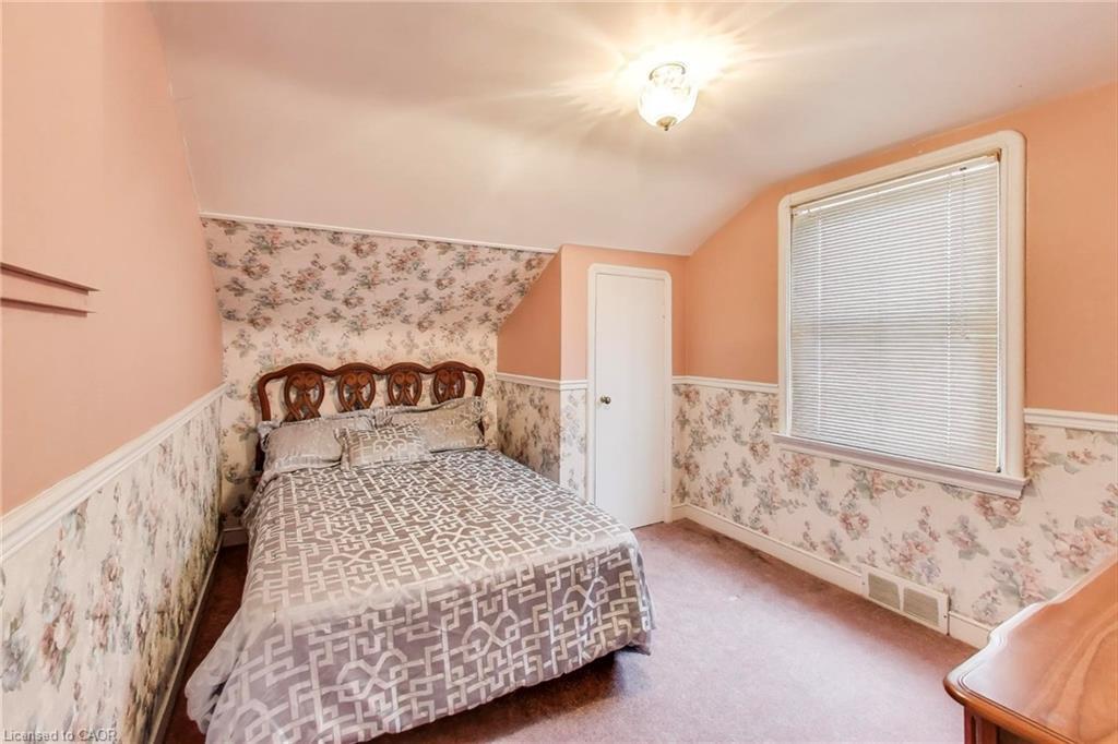 9 Avalon Avenue, Stoney Creek, ON - Indoor Photo Showing Bedroom