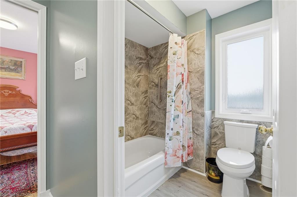 69 Hunter Way, Brantford, ON - Indoor Photo Showing Bathroom