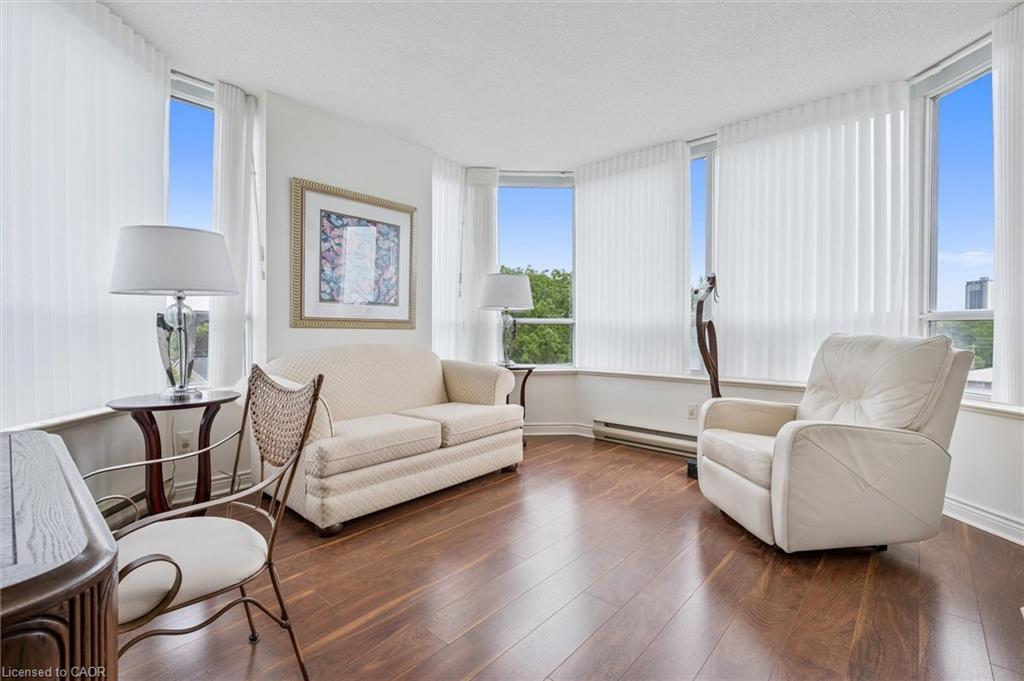702-6 Willow Street, Waterloo, ON - Indoor Photo Showing Living Room