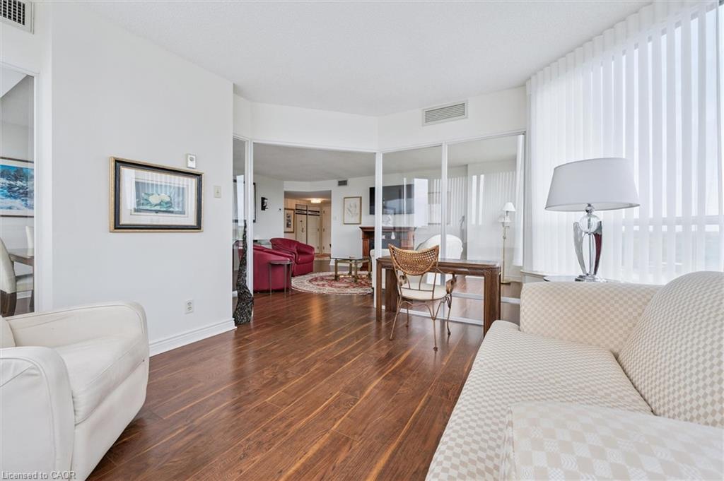 702-6 Willow Street, Waterloo, ON - Indoor Photo Showing Living Room
