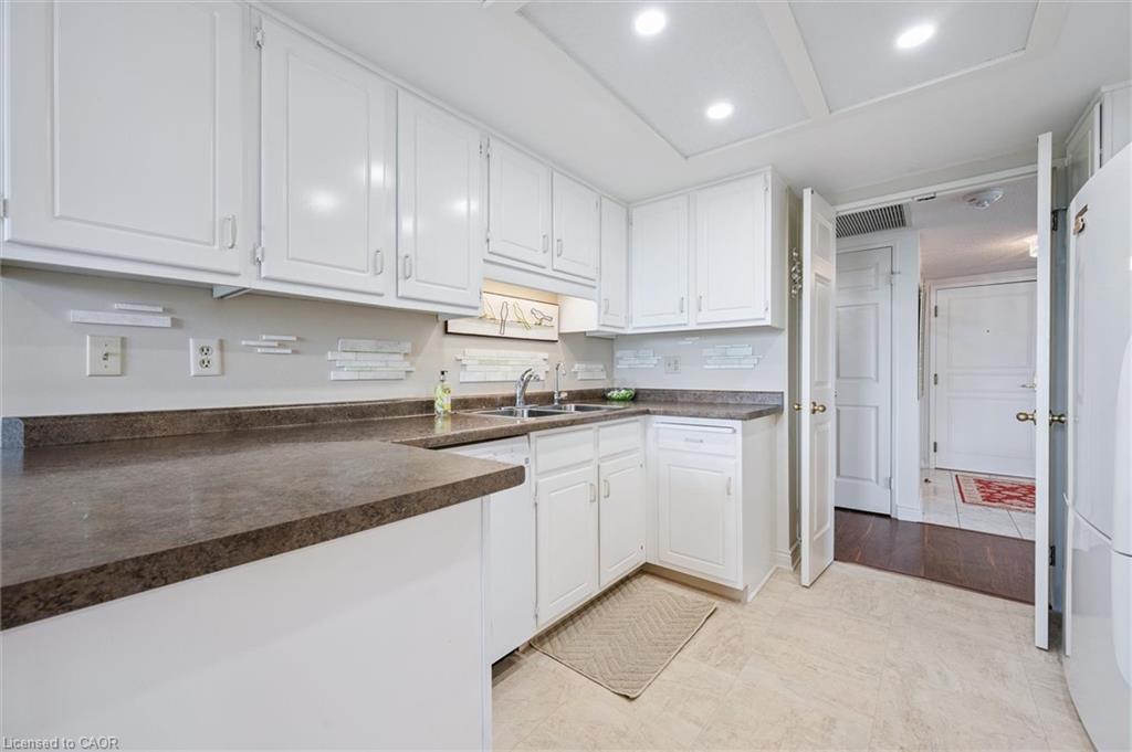 702-6 Willow Street, Waterloo, ON - Indoor Photo Showing Kitchen With Double Sink