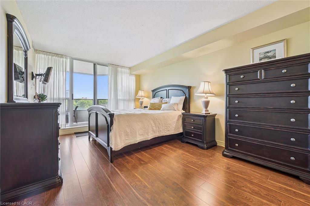 702-6 Willow Street, Waterloo, ON - Indoor Photo Showing Bedroom