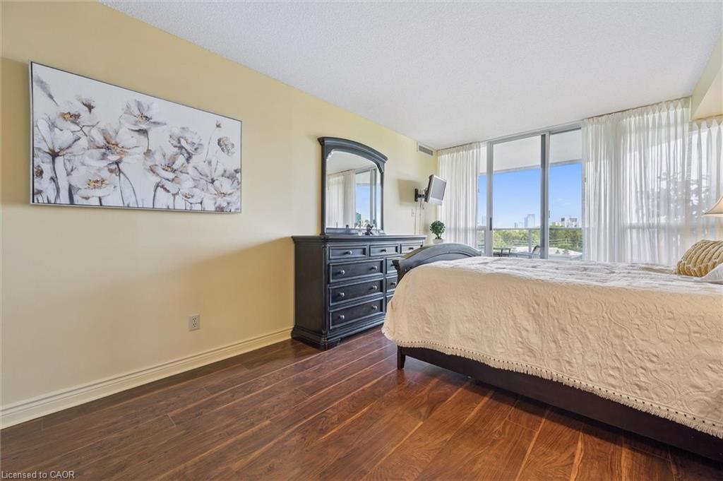 702-6 Willow Street, Waterloo, ON - Indoor Photo Showing Bedroom