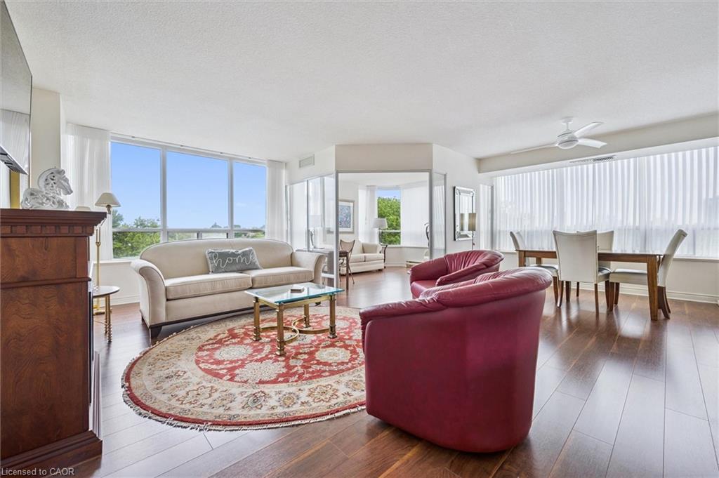 702-6 Willow Street, Waterloo, ON - Indoor Photo Showing Living Room