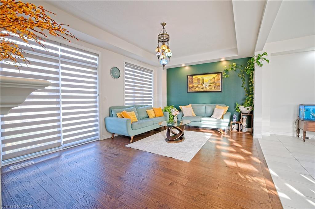 71 Gloria Street, Kitchener, ON - Indoor Photo Showing Living Room