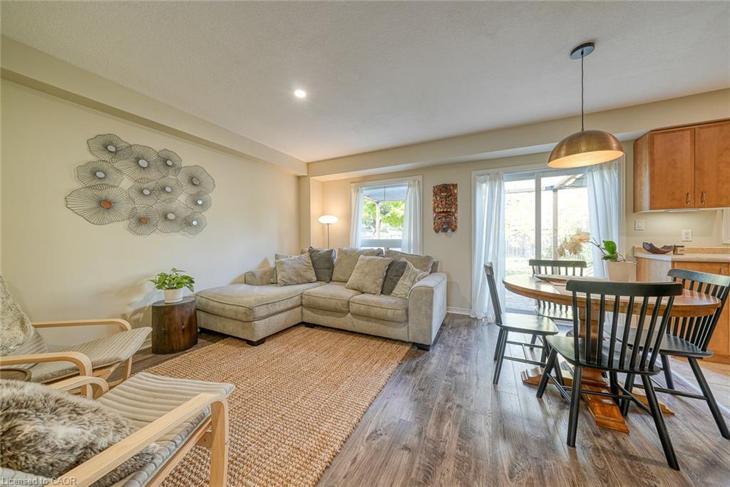 11 Talon Drive, Woodstock, ON - Indoor Photo Showing Living Room