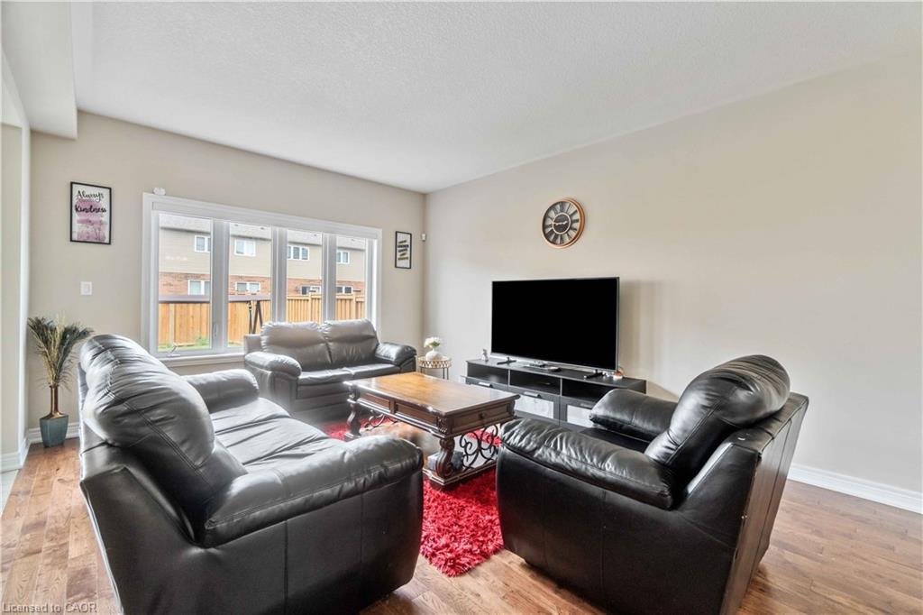 92 Bethune Avenue, Hamilton, ON - Indoor Photo Showing Living Room