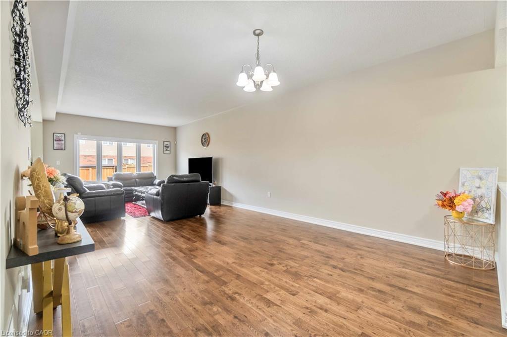 92 Bethune Avenue, Hamilton, ON - Indoor Photo Showing Living Room