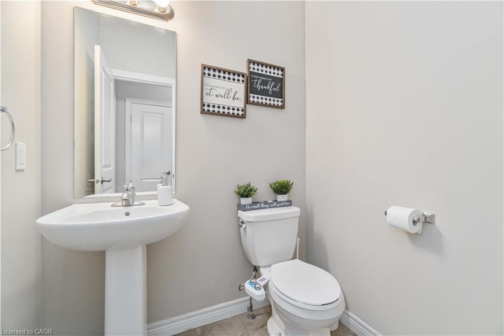 92 Bethune Avenue, Hamilton, ON - Indoor Photo Showing Bathroom