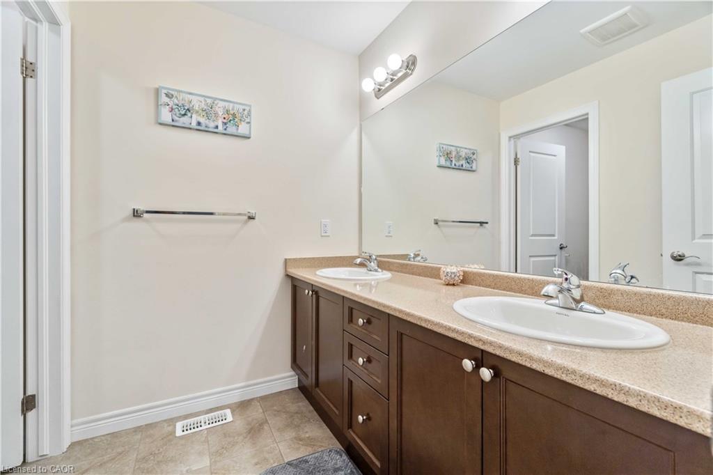 92 Bethune Avenue, Hamilton, ON - Indoor Photo Showing Bathroom