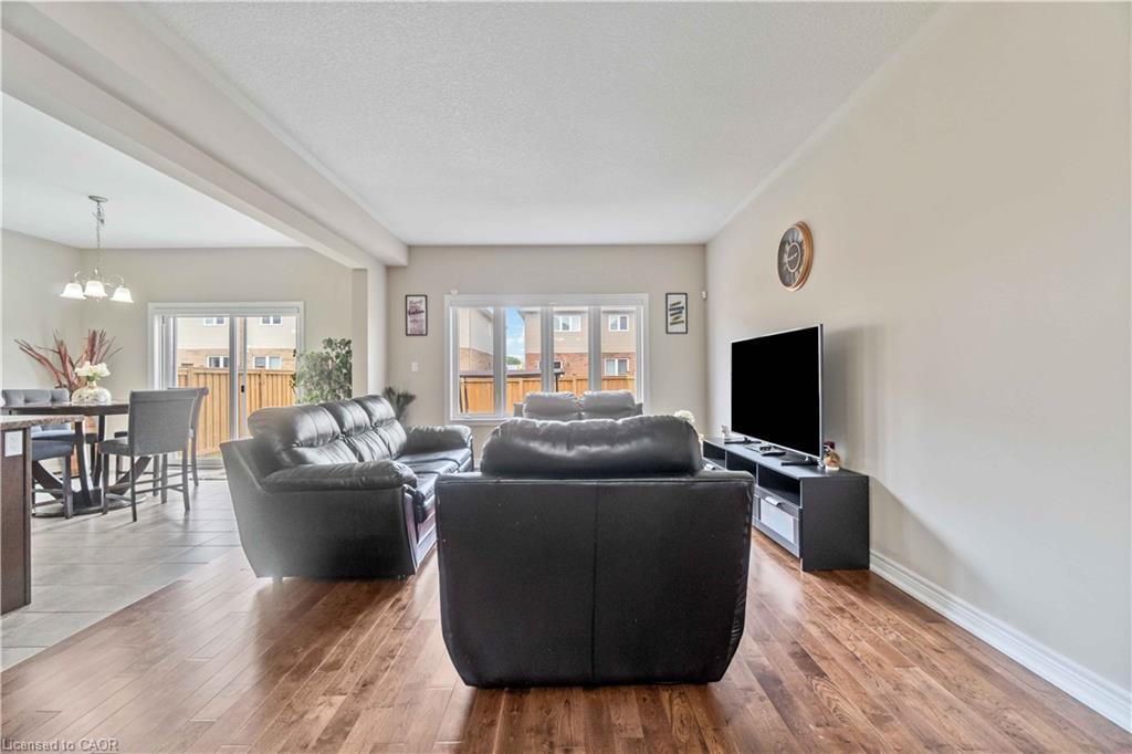 92 Bethune Avenue, Hamilton, ON - Indoor Photo Showing Living Room