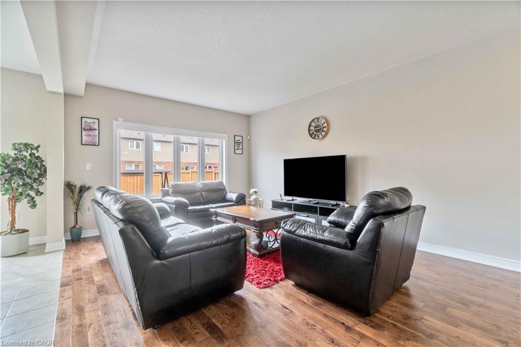 92 Bethune Avenue, Hamilton, ON - Indoor Photo Showing Living Room
