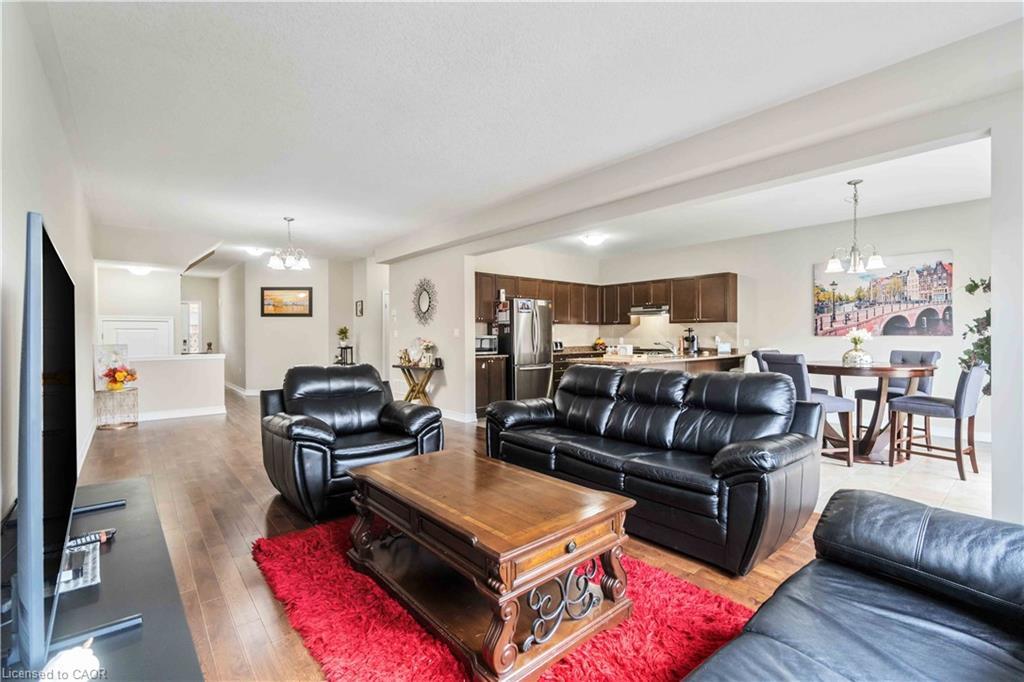 92 Bethune Avenue, Hamilton, ON - Indoor Photo Showing Living Room