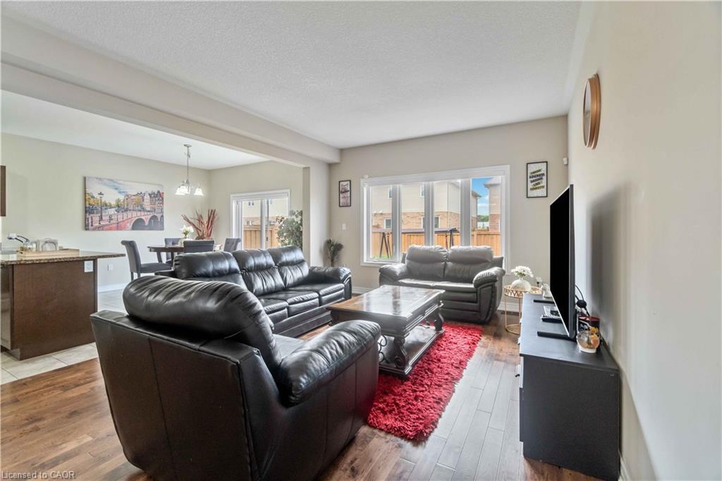 92 Bethune Avenue, Hamilton, ON - Indoor Photo Showing Living Room