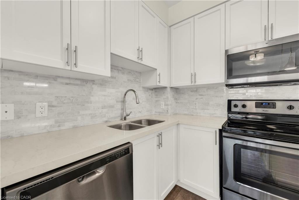 520-2486 Old Bronte Road, Oakville, ON - Indoor Photo Showing Kitchen With Stainless Steel Kitchen With Double Sink With Upgraded Kitchen