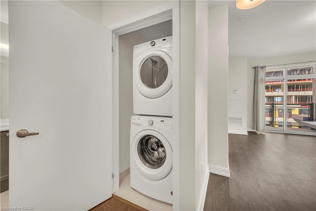 520-2486 Old Bronte Road, Oakville, ON - Indoor Photo Showing Laundry Room