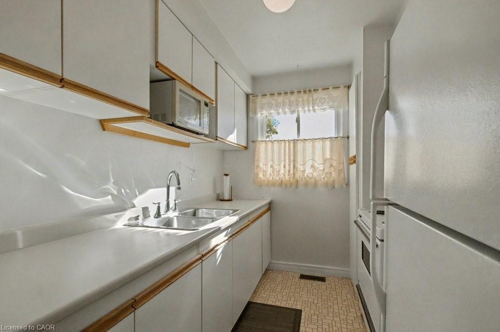 205-31 Greengate Road, Guelph, ON - Indoor Photo Showing Kitchen With Double Sink