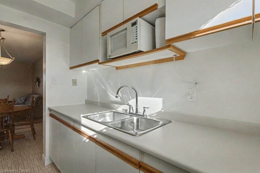 205-31 Greengate Road, Guelph, ON - Indoor Photo Showing Kitchen With Double Sink