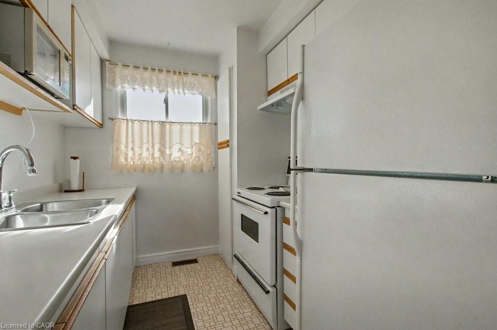 205-31 Greengate Road, Guelph, ON - Indoor Photo Showing Kitchen With Double Sink