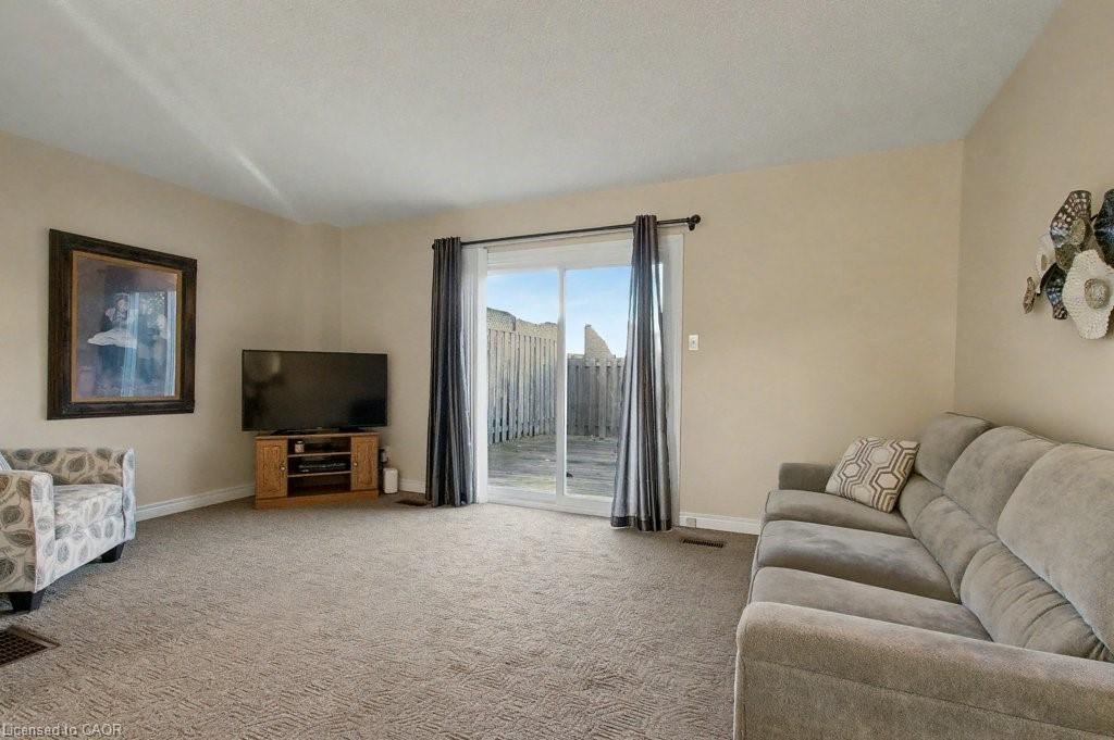 205-31 Greengate Road, Guelph, ON - Indoor Photo Showing Living Room