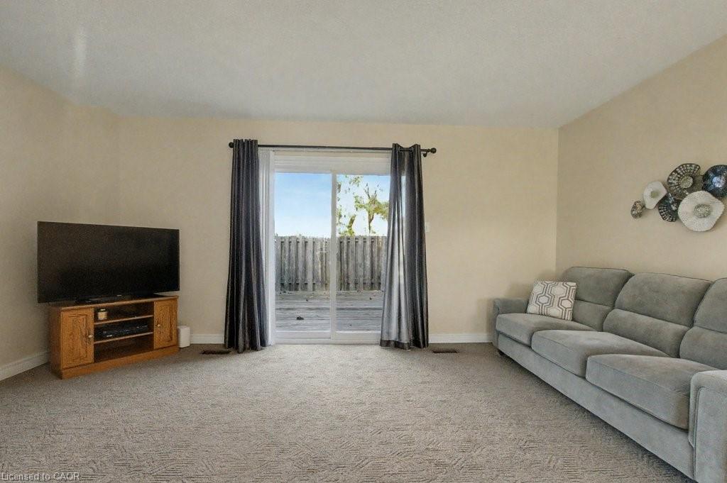 205-31 Greengate Road, Guelph, ON - Indoor Photo Showing Living Room