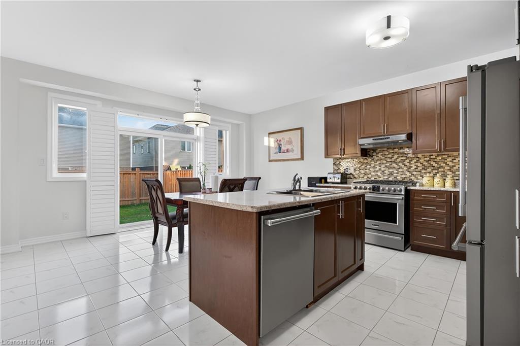411 Linden Drive, Cambridge, ON - Indoor Photo Showing Kitchen With Upgraded Kitchen
