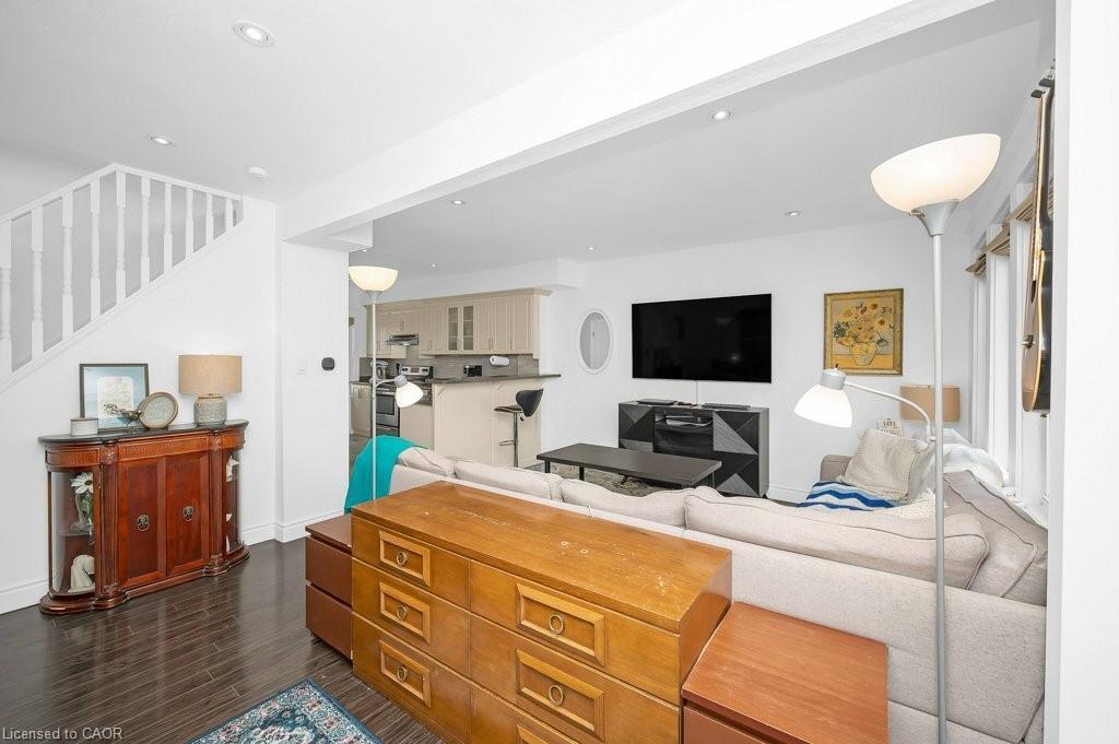 128 Crosthwaite Avenue N, Hamilton, ON - Indoor Photo Showing Living Room